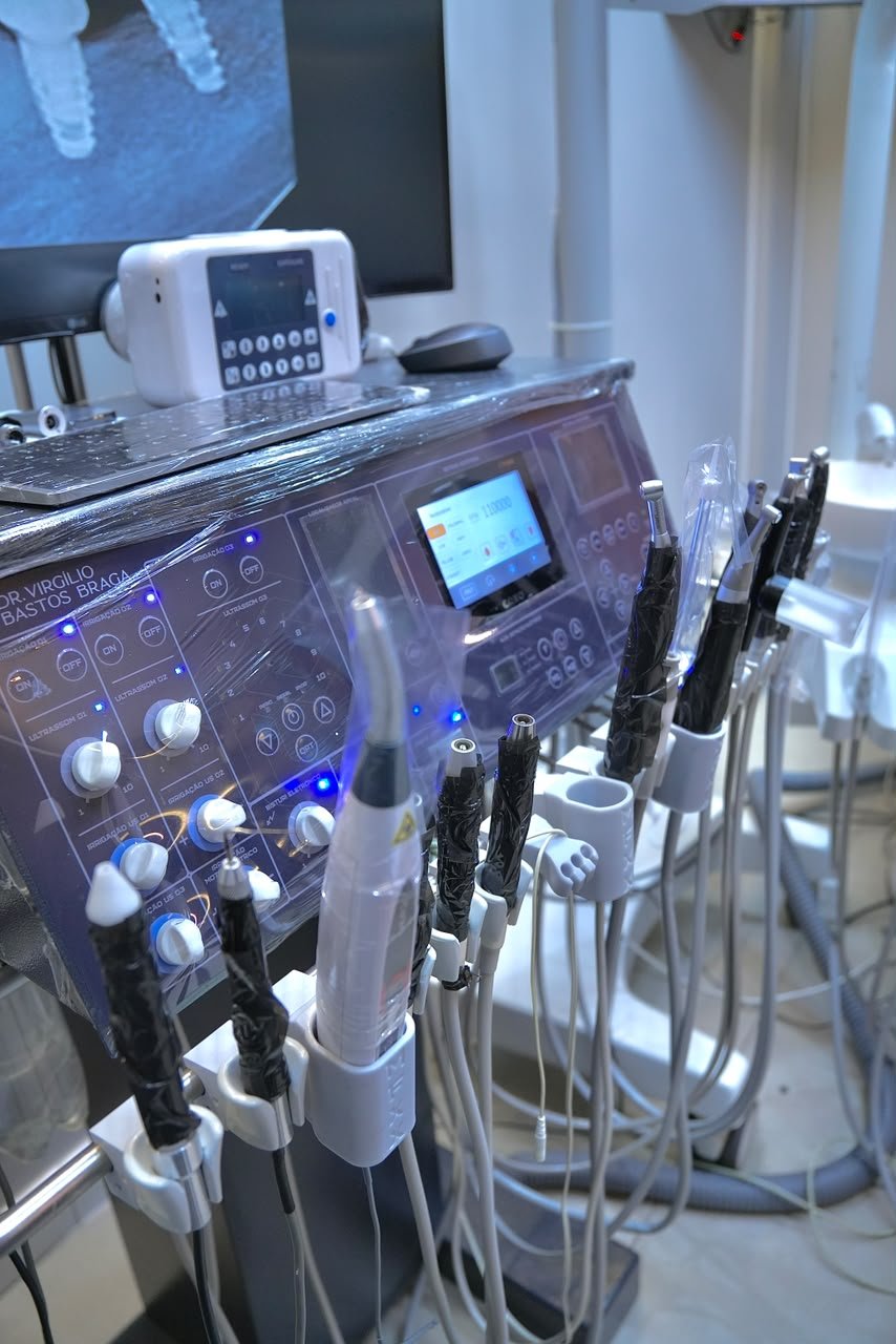 Detalhes da estrutura e dos equipamentos odontológicos.